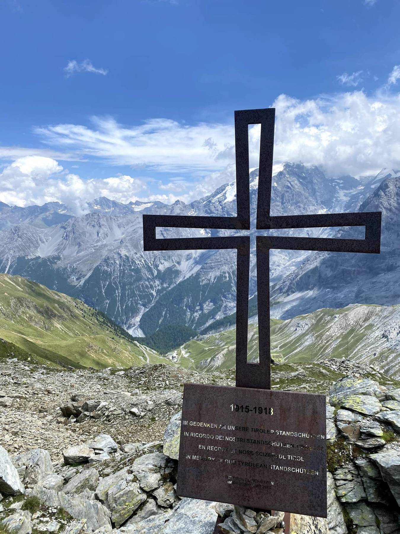 Toppkors i jern med alpetopper i bakgrunnen